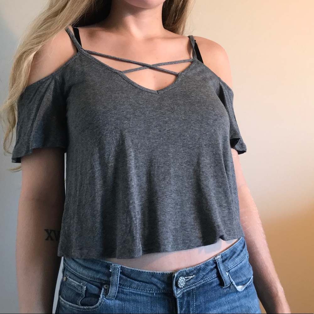 OPEN SHOULDER CRISS CROSS TEE